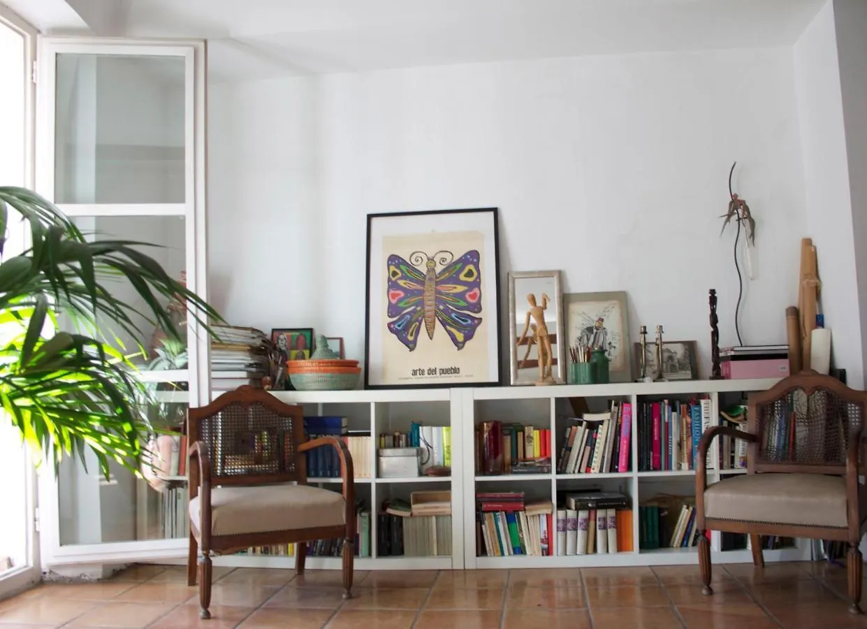Beautiful Room In The Centre contacts